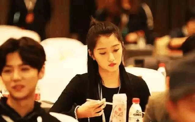 鹿晗到底爱不爱女友关晓彤 细节网友看出端倪(图4)