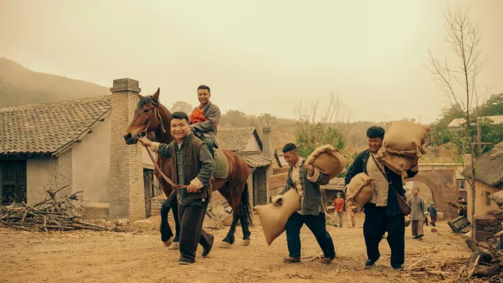 电影《乱世豪情》小人物变成大英雄，喜剧！(图3)