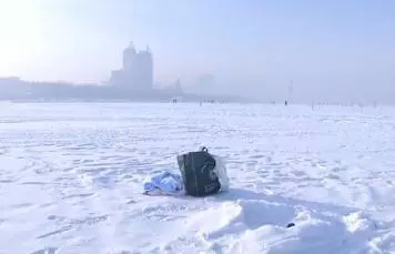哈尔滨冰封江面上发现弃婴