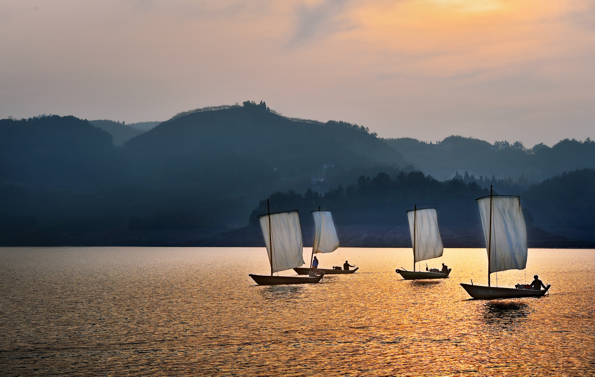 这里有千帆竟影，还有千鱼飞跃，全村人还同吃一臼麻糍