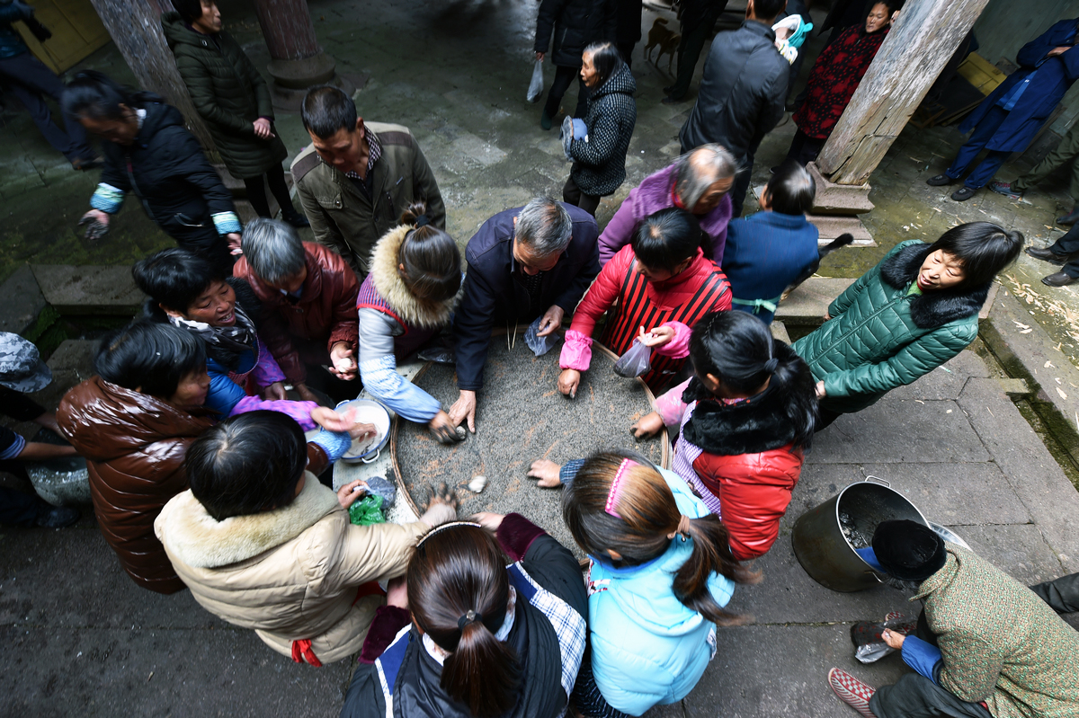 这里有千帆竟影，还有千鱼飞跃，全村人还同吃一臼麻糍