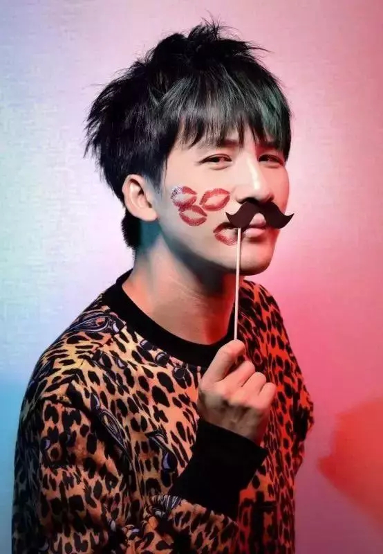 大张伟不仅会唱《嘻唰唰》？他的成名史更能惊着你(图2)