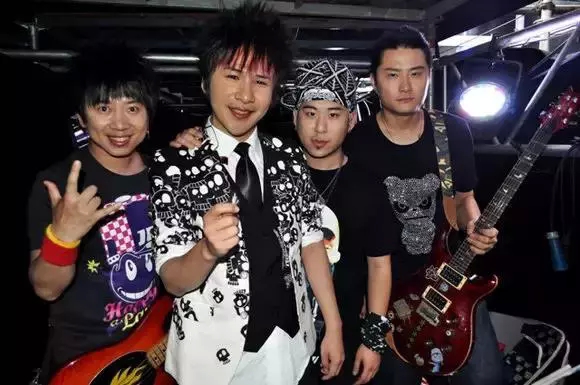 大张伟不仅会唱《嘻唰唰》？他的成名史更能惊着你(图3)