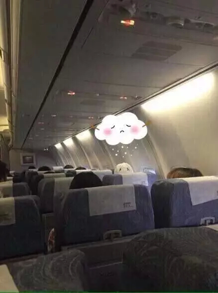 易烊千玺过安检不肯摘帽子 强行摘下后全场都笑了(图5)