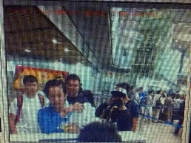 易烊千玺过安检不肯摘帽子 强行摘下后全场都笑了(图2)