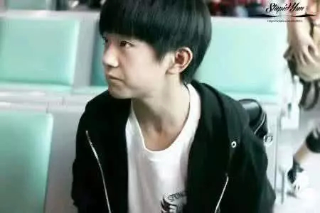 易烊千玺过安检不肯摘帽子 强行摘下后全场都笑了(图6)