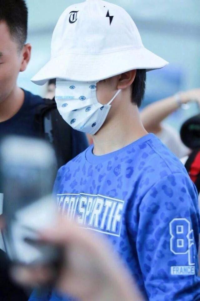 易烊千玺过安检不肯摘帽子 强行摘下后全场都笑了(图1)