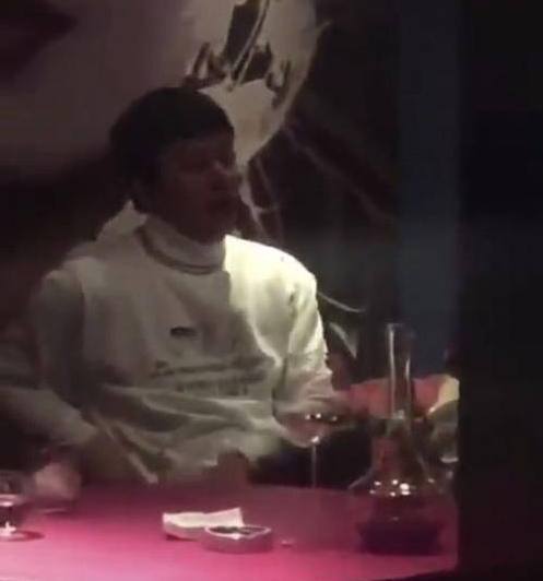 曝贾乃亮独自买醉 小细节看出有多爱李小璐(图1)