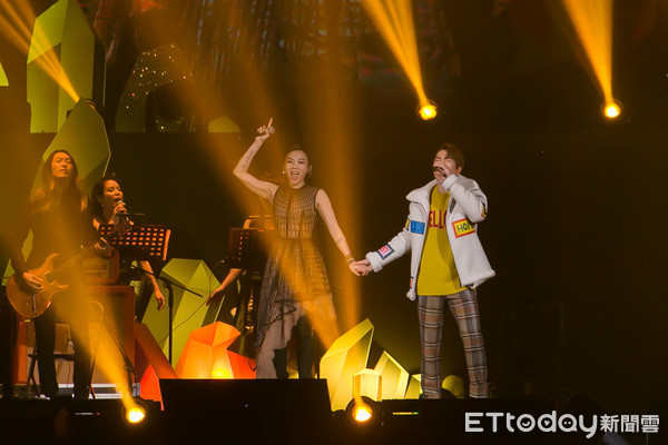 萧敬腾蔡健雅同台 现场向五月天道歉惊呆不少的粉丝(图1)