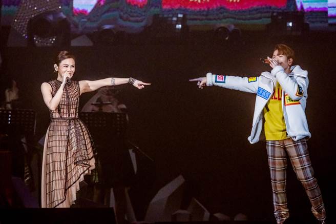 萧敬腾蔡健雅同台 现场向五月天道歉惊呆不少的粉丝(图2)