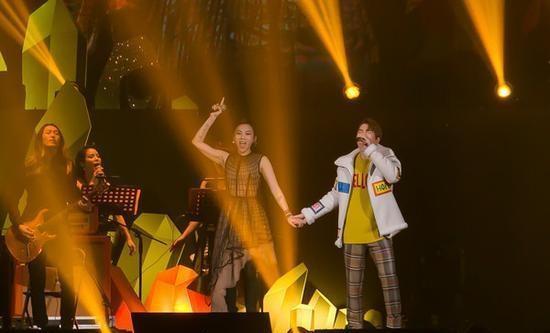 萧敬腾蔡健雅同台献唱 两人是什么的关系吗?(图1)