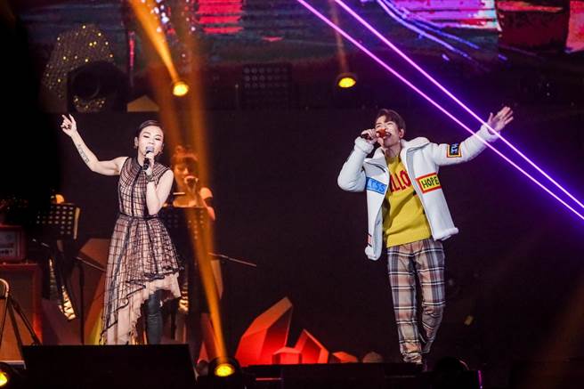 萧敬腾合体蔡健雅 突向五月天道歉！(图3)