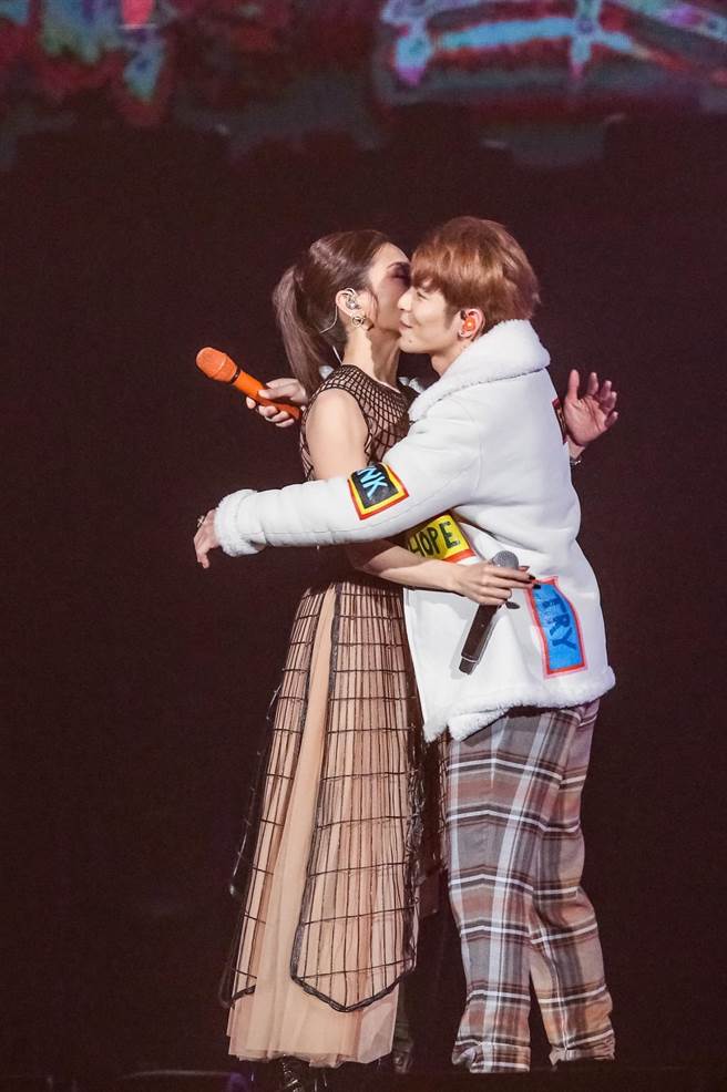 萧敬腾合体蔡健雅 突向五月天道歉！(图2)