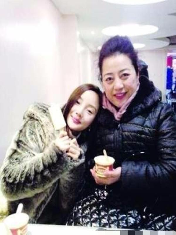 李小璐妈妈澄清女儿出轨 而贾乃亮的妈妈却是这样的态度！(图4)