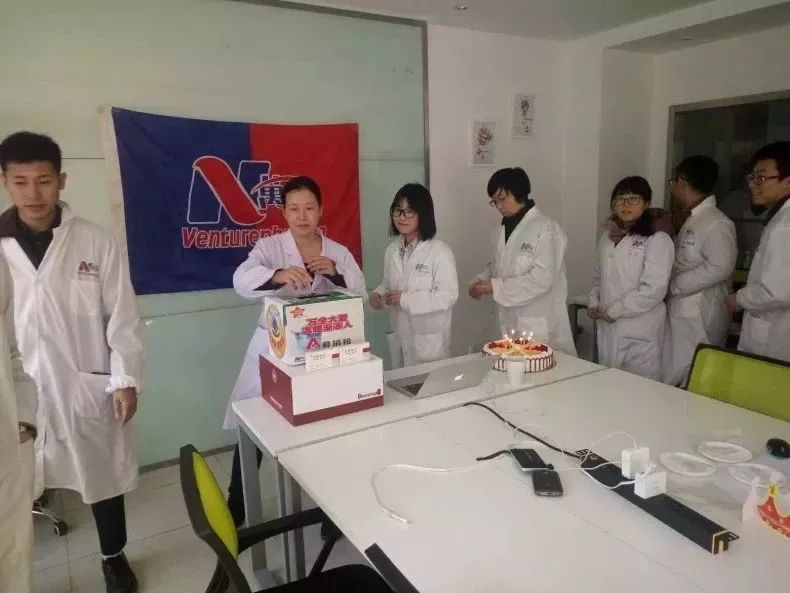 万全员工新年为30万渐动人雪中赠碳(5)