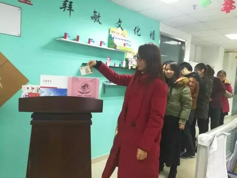 万全员工新年为30万渐动人雪中赠碳(6)