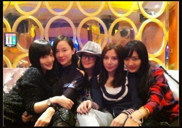 李小璐假脸姐妹团至今未发声力挺 秦岚熊乃瑾霍思燕甘薇杨幂(图1)