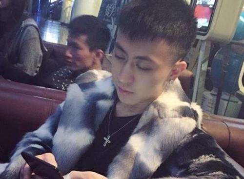 秦奋微博小号曝光娱圈太多内幕 PGone李小璐事件最新进展(图1)