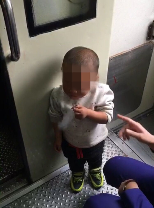 列车上父亲给4岁儿子递烟 儿子还有模有样抽上了(图2)