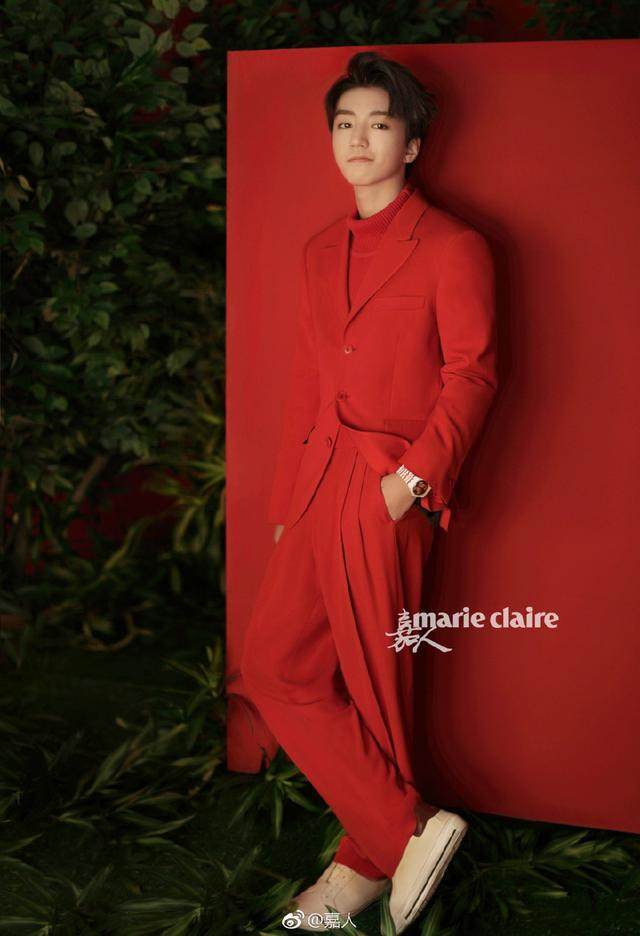 王俊凯拍贺岁封面又涂口红又洗脚 怪异中有帅气！(图1)