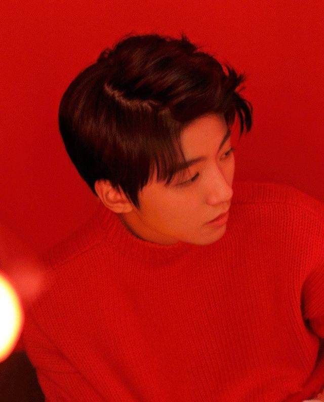 王俊凯拍贺岁封面又涂口红又洗脚 怪异中有帅气！(图2)