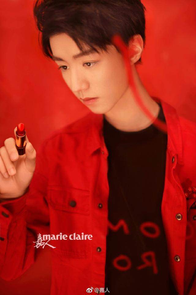 王俊凯拍贺岁封面又涂口红又洗脚 怪异中有帅气！(图3)