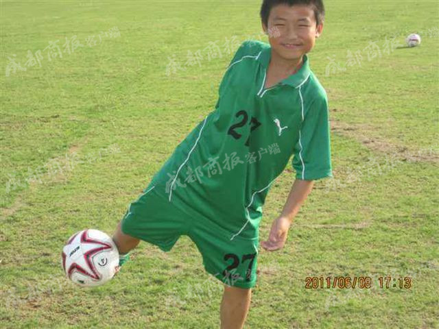 川籍足球小将患脑瘤无钱医治 母亲曝俱乐部未