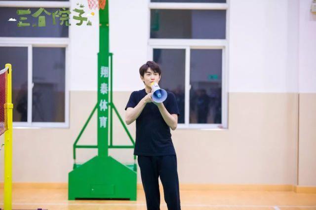 林更新《三个院子》打篮球 湿发少年气十足！(图2)