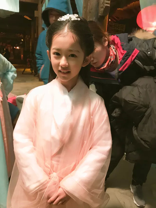 传奇的中文《嫦娥奔月》 吕晨悦饰女一嫦娥威亚奔月(图6)