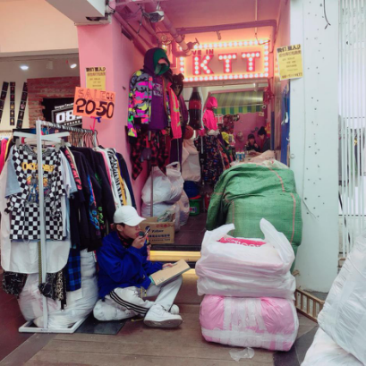 杨巷1号迎扎堆采购潮，成网红店主汇聚地【综合】风尚中国网