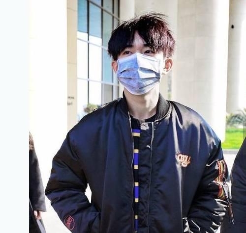 易烊千玺说到做到！四月前一句话粉丝扫光潮牌(图5)