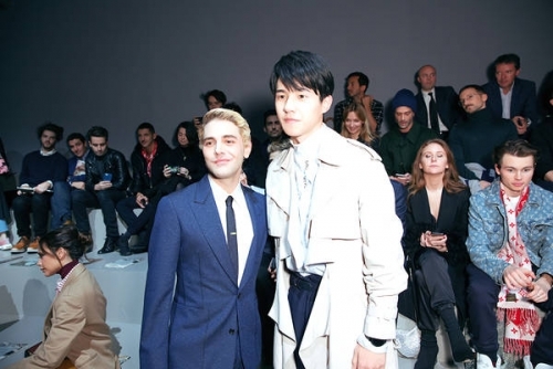 刘昊然巴黎时装周首秀 逐光少年情迷浪漫之都(图9)