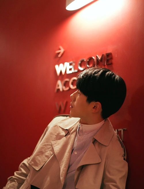 刘昊然巴黎时装周首秀 逐光少年情迷浪漫之都(图4)