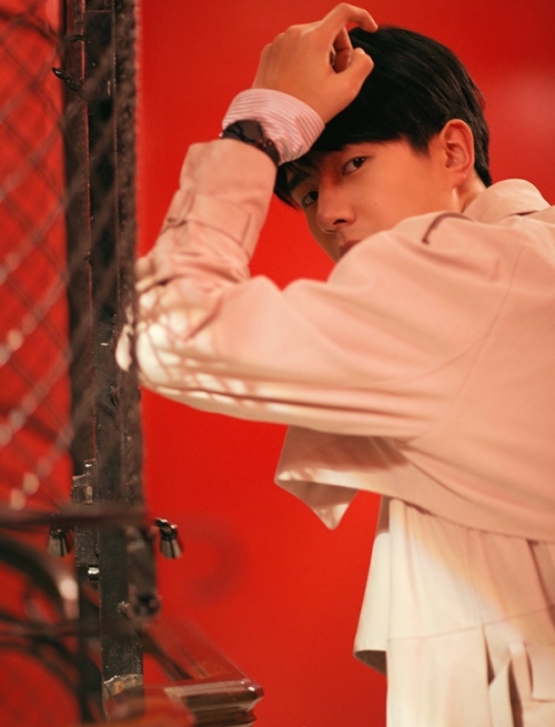 刘昊然巴黎时装周首秀 逐光少年情迷浪漫之都(图2)