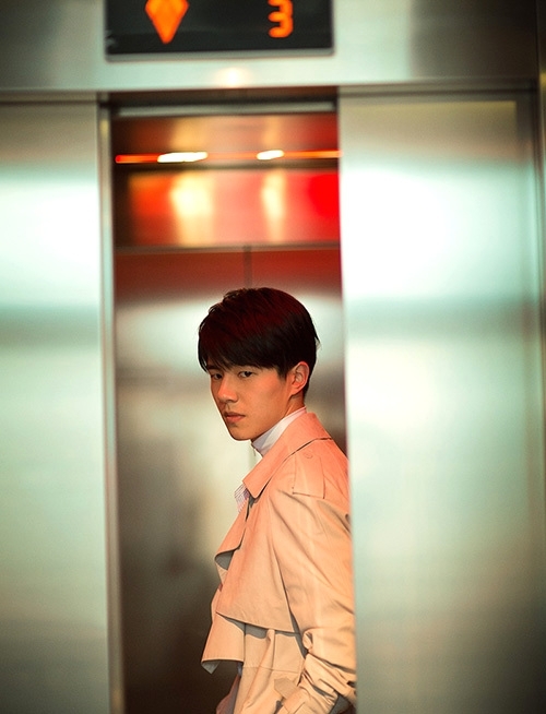 刘昊然巴黎时装周首秀 逐光少年情迷浪漫之都(图1)