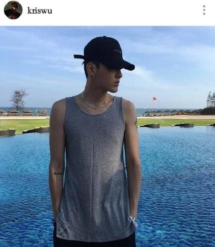 吴亦凡银色鸡窝头玩滑板车 杀马特真实写照尽显可爱(图7)