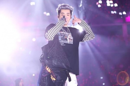 吴亦凡银色鸡窝头玩滑板车 杀马特真实写照尽显可爱(图6)