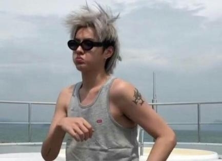 吴亦凡银色鸡窝头玩滑板车 杀马特真实写照尽显可爱(图4)