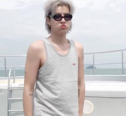 吴亦凡银色鸡窝头玩滑板车 杀马特真实写照尽显可爱(图8)