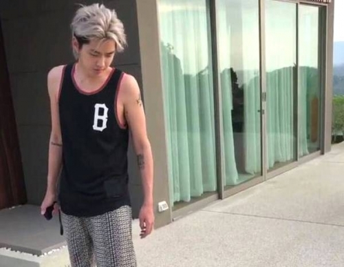 吴亦凡银色鸡窝头玩滑板车 杀马特真实写照尽显可爱(图1)