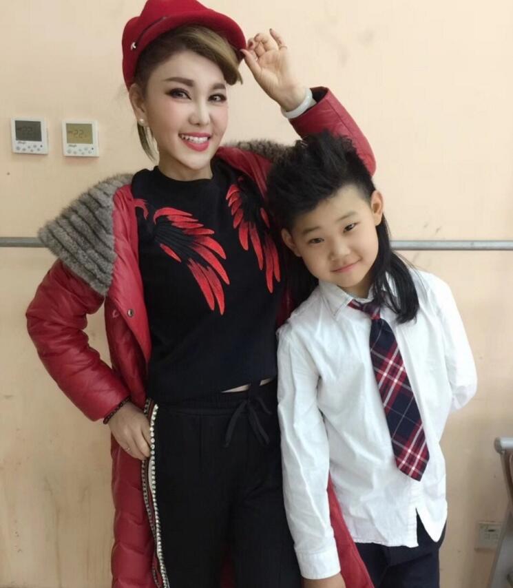 蒙古之花乌兰图雅经常带着一个小男孩，他是谁