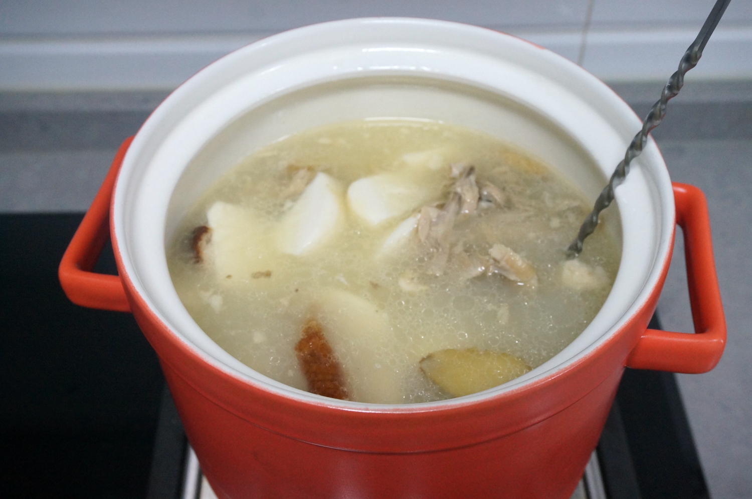 煮又白又浓的汤有小技巧，熬一锅鲜浓白汤，加上它美容乌发助消化！
