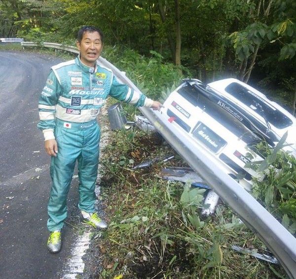 藤原拓海掉落山底遭受重伤,这个残忍的事实让