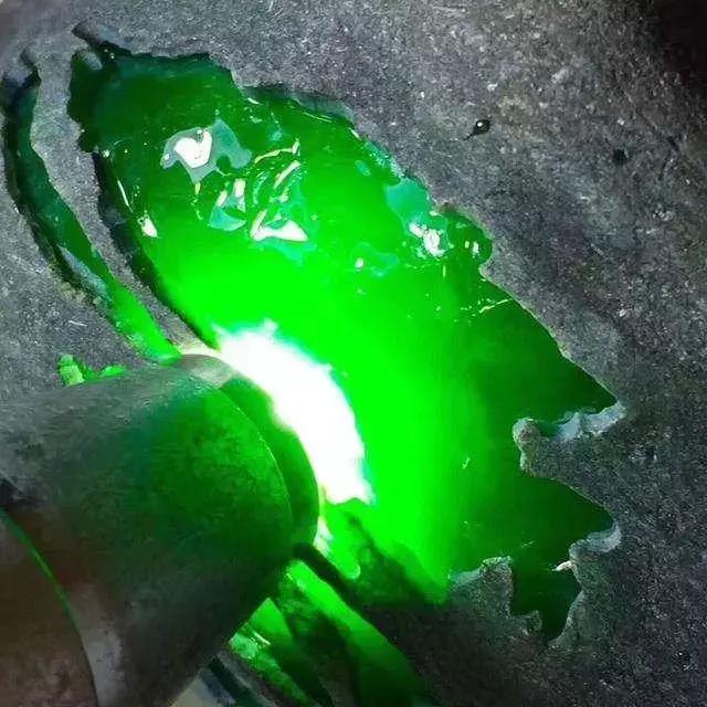 何谓赌石翡翠原石