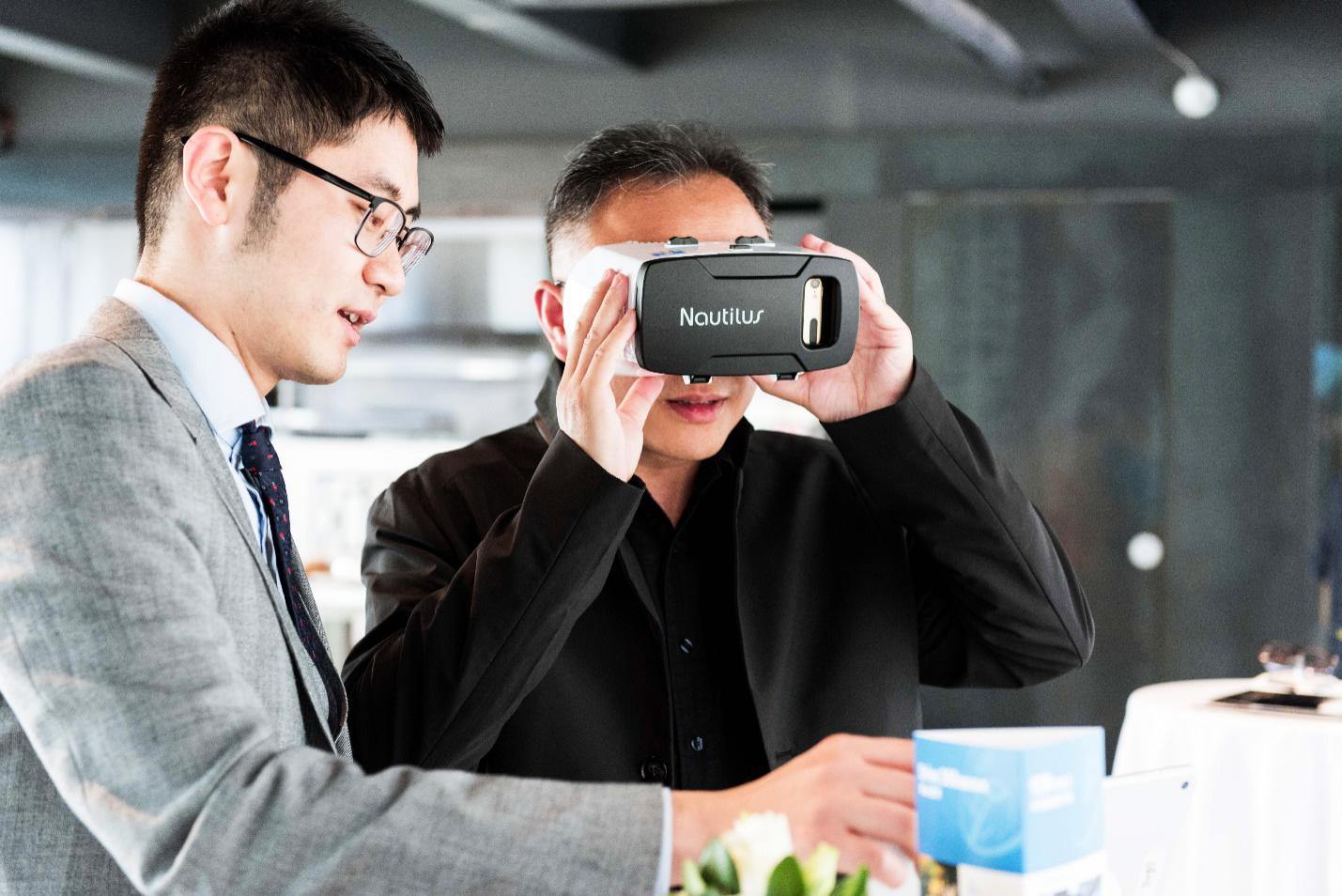 C:\Users\Dora\Desktop\交通安全反思日线下活动_<a href=http://www.xwkx.net/News/2/ target=_blank class=infotextkey>新闻</a>稿_20180417\配图\3-路虎车主现场体验VR眼镜，感受钻晶锐驰镜片功能.jpg