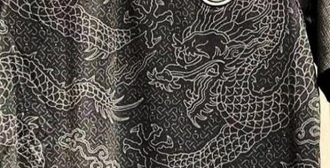 国足客场球衣曝光:黑色搭龙纹 网友吐槽像文身