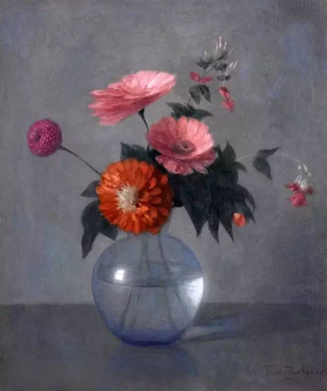 【推荐】彩铅手绘花卉教程|彩铅怎么画?如果你自学绘画找不到方向,一直无法进步,并且遇到问题无人帮你解决,你可以搜索:轻微课(www.qingwk.com)或者下载轻微课APP,里面有很多的绘画课程,老师都是免费辅导学习!轻微课是最专业的绘画在线学习平台,各类优质漫画、插画、原画、手绘、水彩、素描、上色、厚涂、薄涂、日韩插画等学习课程。 玻璃这一类器皿 透明、光滑、高光多 无论是在素描中和色彩中 也是难倒众多童鞋的 正所谓 看似简单的物体越不容易表现 例如像下面图文里的色彩玻璃作品 水粉、油画、水彩 对于玻