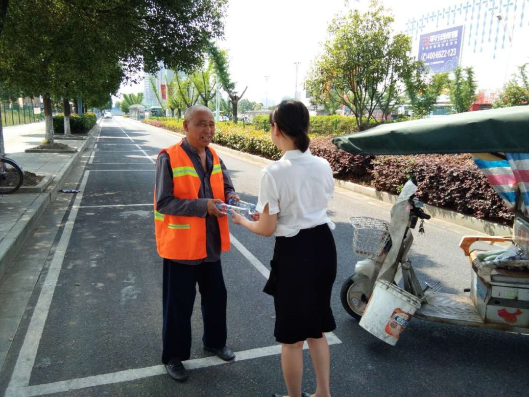 关爱城市最美丽的人，宝湖城在行动!