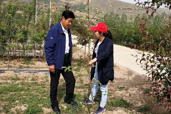 心系老区强化支撑 助推果农脱贫攻坚