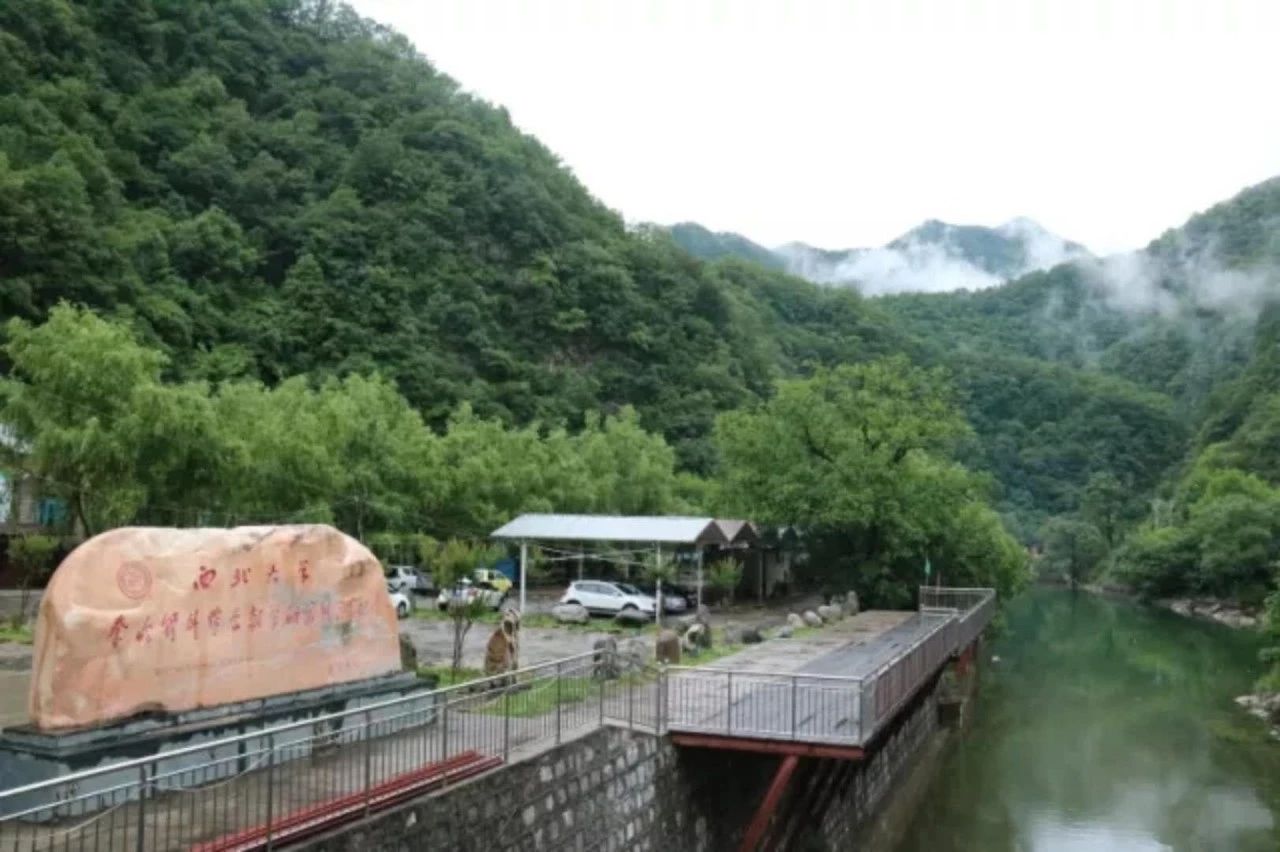 秦岭峡谷乐园:体验奔流直下的惊险冰雪铺面的刺激